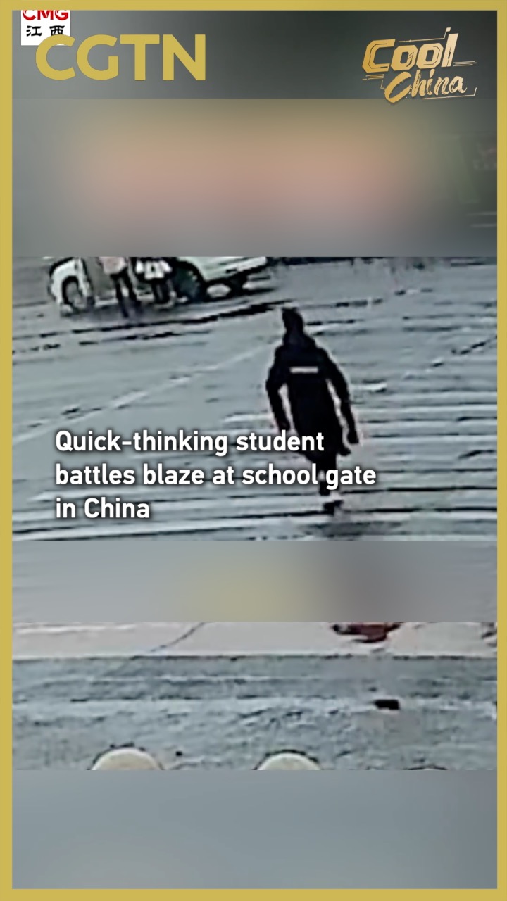Quick-thinking student battles blaze at school gate in China