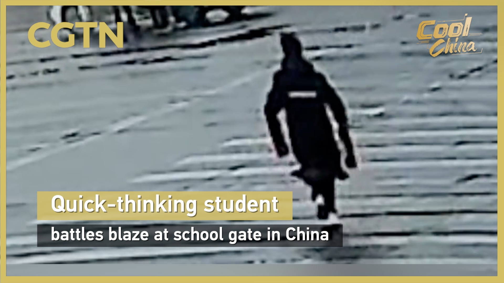 Quick-thinking student battles blaze at school gate in China