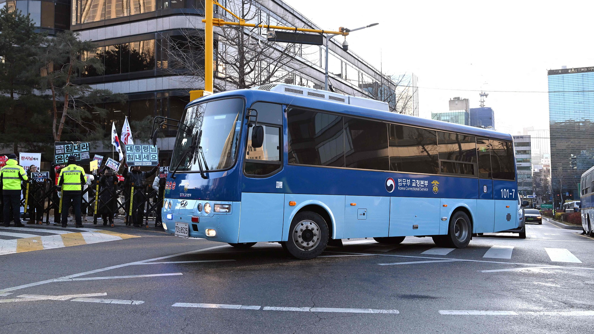 A bus believed to be transporting Yoon Suk-yeol arrives at the Seoul Central District Court in Seoul, ROK, January 13, 2026. /VCG