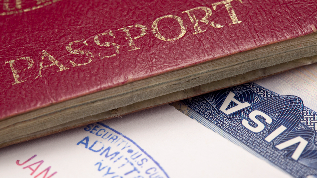 A passport and a U.S. visa. /VCG