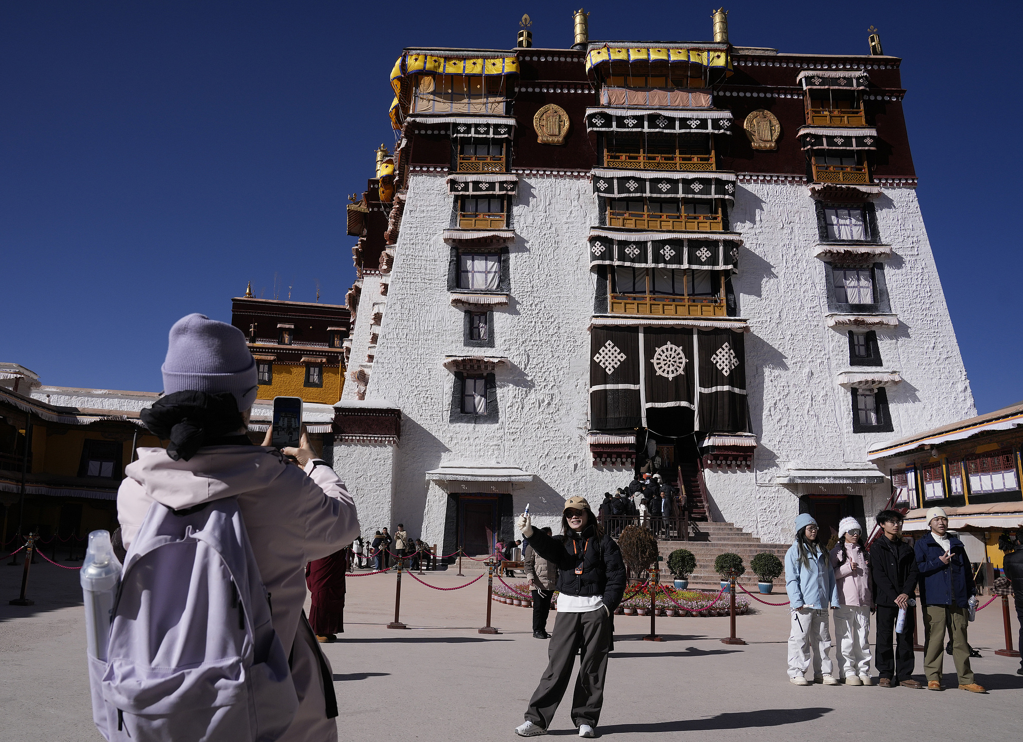Tourists take pictures and enjoy the scenery in southwest China's Xizang Autonomous Region. /CFP