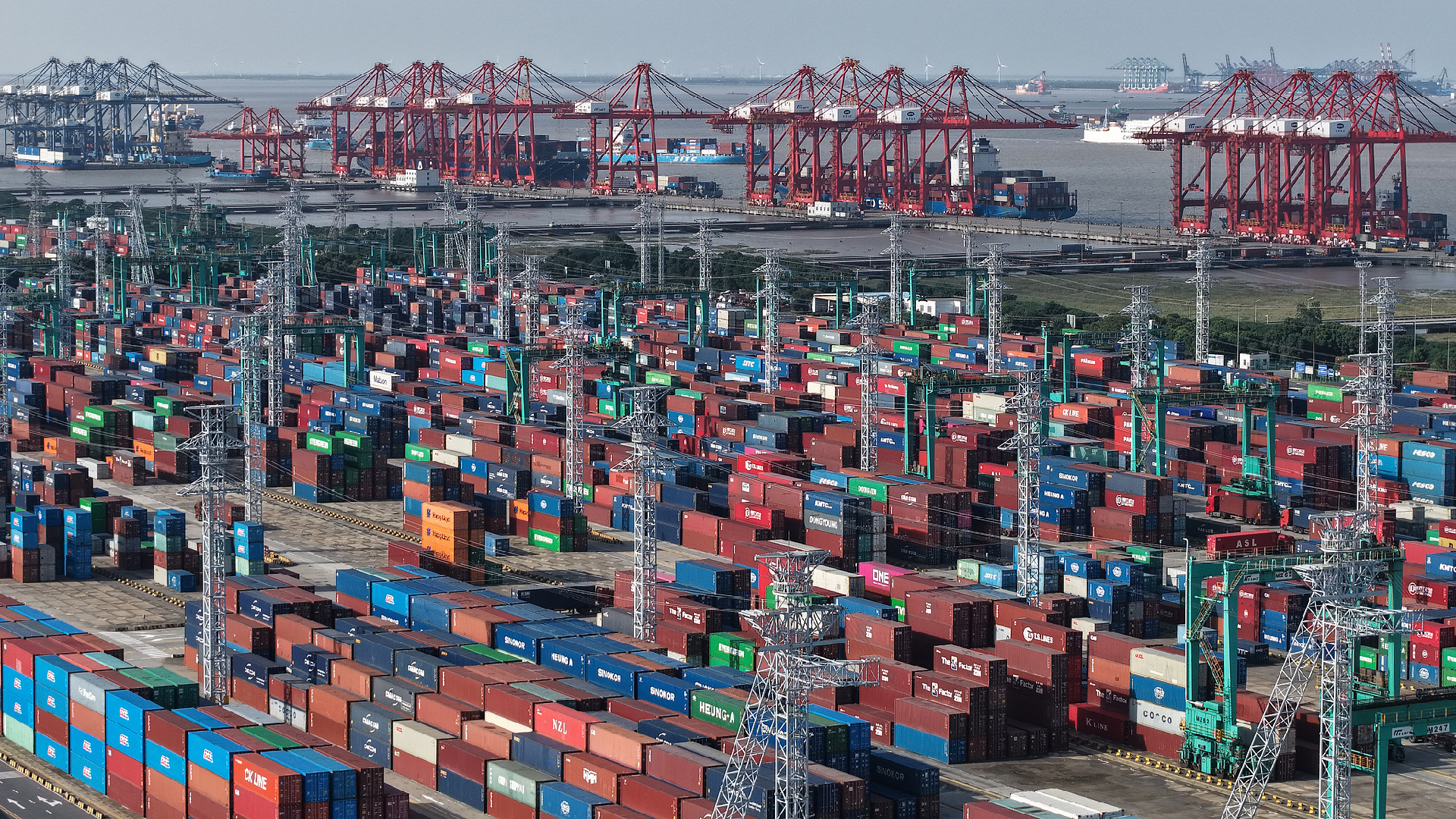 China posts record trade in 2025 as private firms lead growth