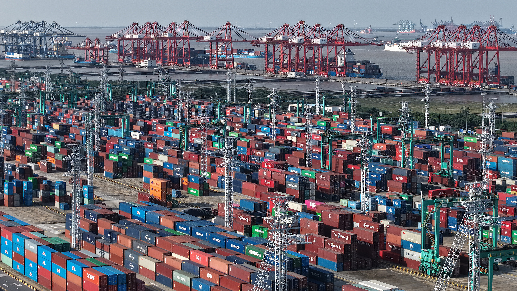 China posts record trade in 2025 as private firms lead growth