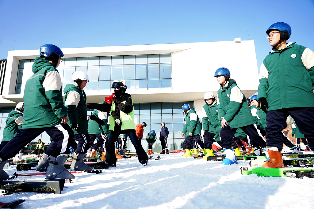 Middle school students take ski lessons in Zhangjiakou on December 18, 2025. /VCG