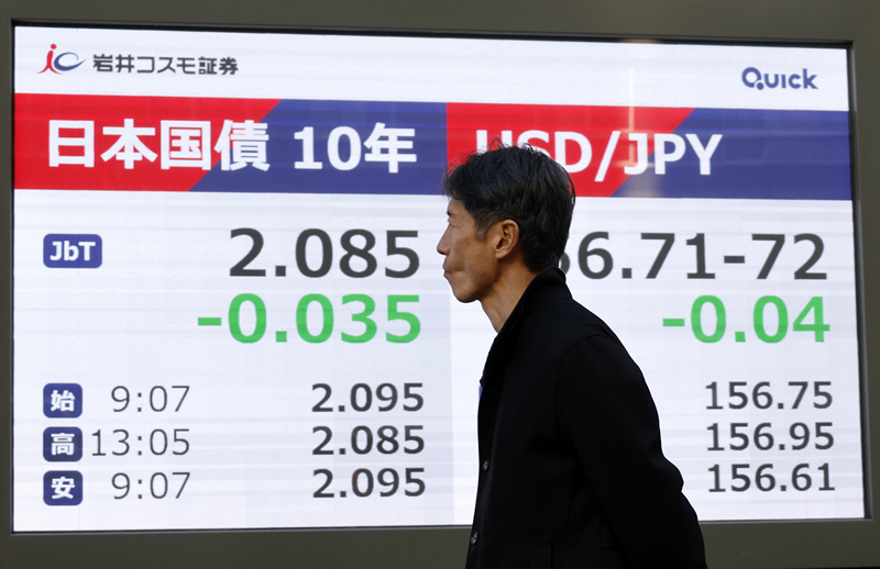 A screen displays Japan's 10-year government bond rate and the rate of the yen against the US dollar in Tokyo, Japan, January 8, 2026. /VCG 
