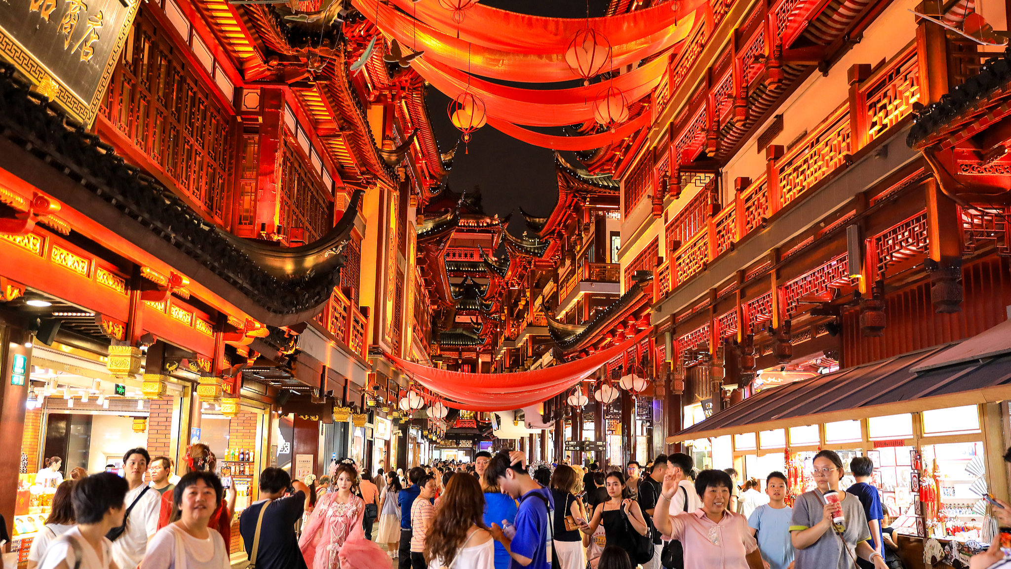 Tourists shop in Yu Garden during a summer holiday promotional event in Shanghai, China, July 19, 2025. /CFP

