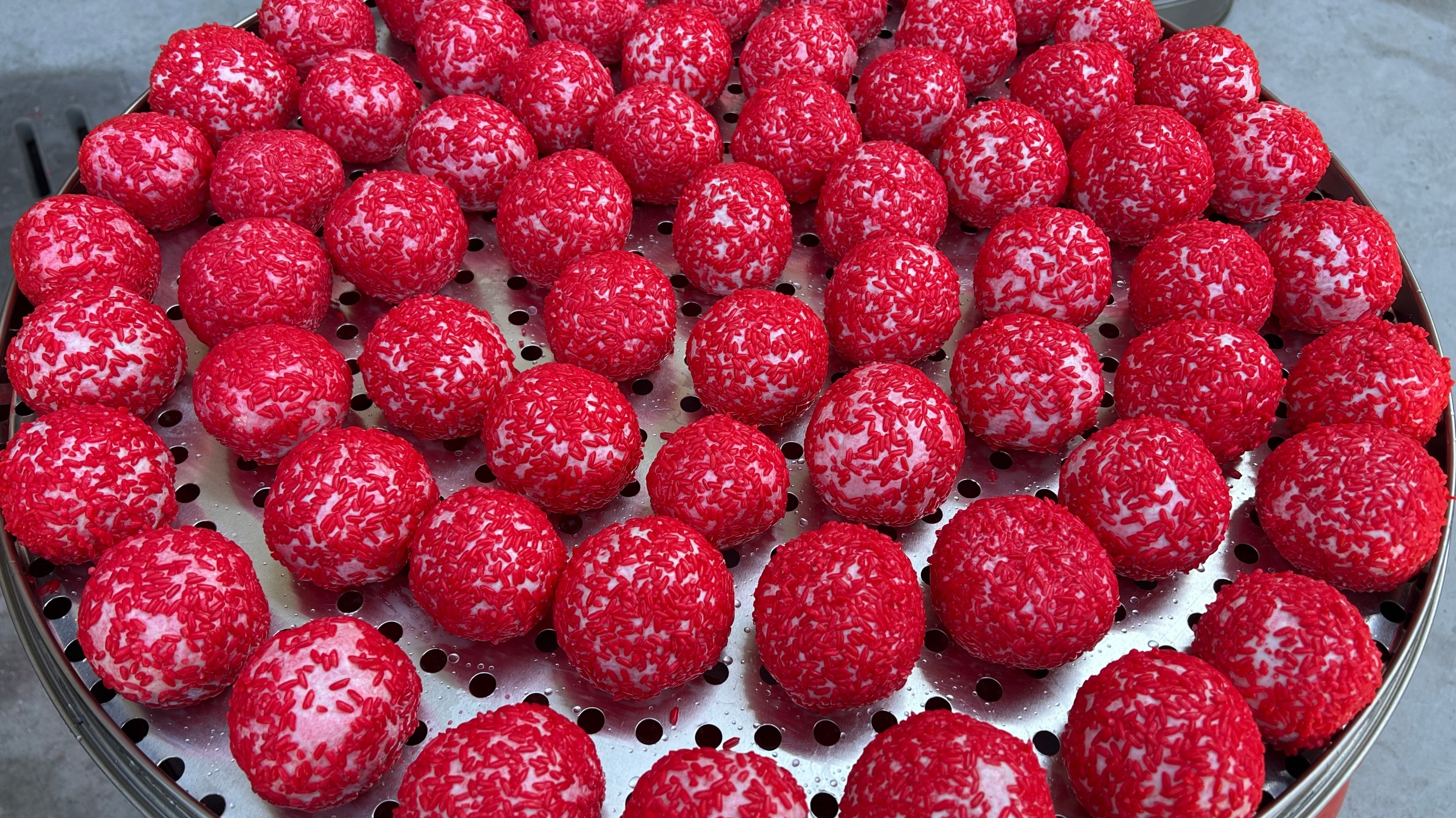 Guizhou villagers make red rice cakes for Chinese New Year