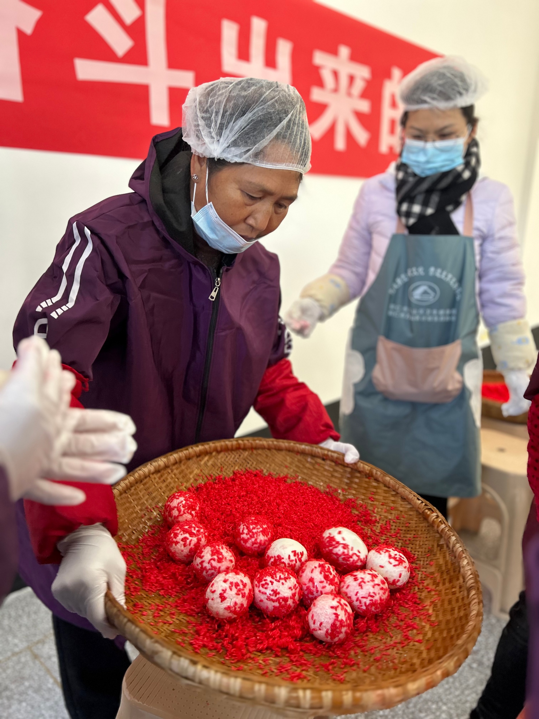 Villagers make red rice cakes in Wengbei Village, Tongren City, southwest China's Guizhou Province, on January 8, 2026. /Tongren Media Convergence Center