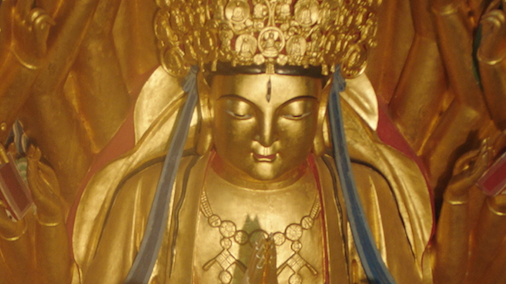 Meet the golden thousand-hand Buddha statue in cave