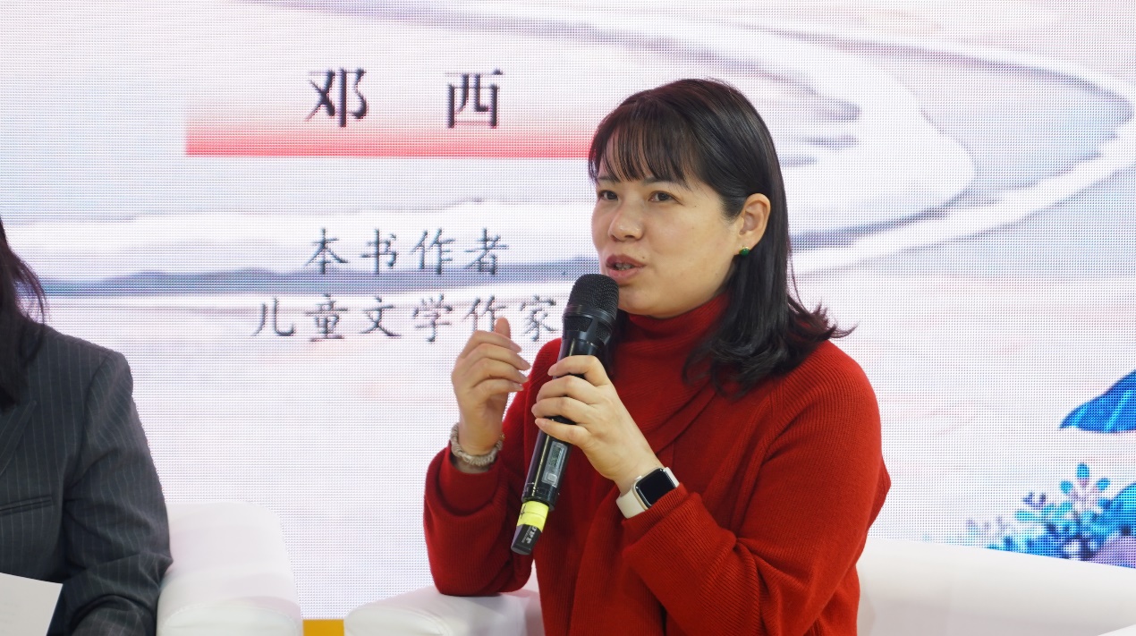 Deng Xi, author of the novel “A Ti's Island,” shares her insights at an event recently held at a book fair in Beijing. /Photo provided to CGTN