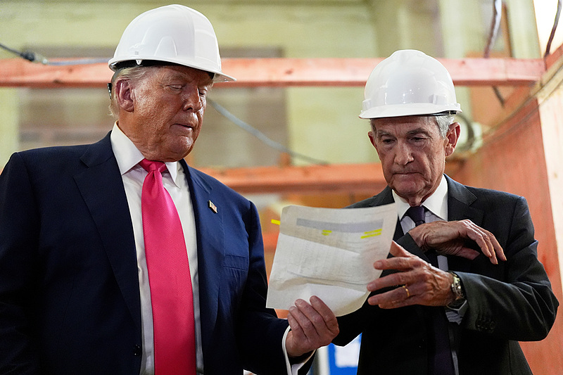 Federal Reserve Chairman Jerome Powell (right) and US President Donald Trump look over a document of cost figures during a visit to the US Federal Reserve in Washington, DC, US, July 24, 2025. /VCG