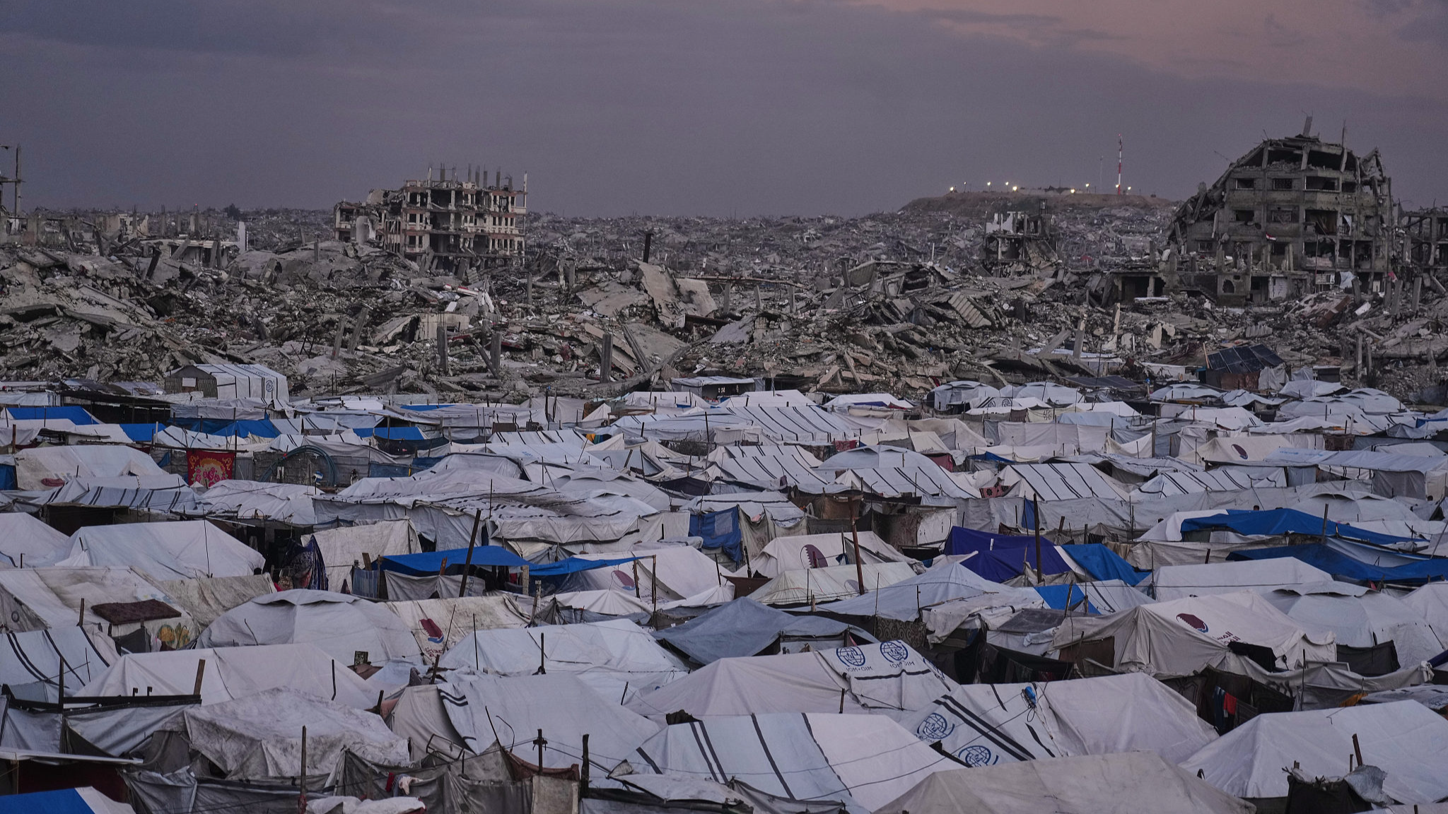 A tent camp for displaced Palestinians stretches across the Zeitoun neighborhood of Gaza City, January 14, 2026. /VCG