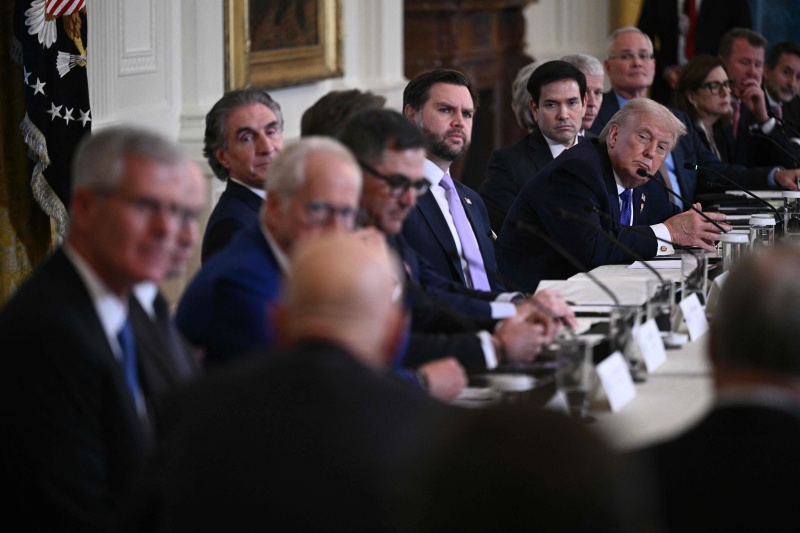 US President Donald Trump looks on, flanked by Secretary of State Marco Rubio and US Vice President JD Vance, during a meeting with US oil company executives in the White House in Washington, DC, US, January 9, 2026. /VCG