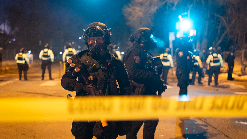 Minneapolis and Minnesota State police guard a perimeter following a shooting incident with federal agents in Minneapolis, Minnesota, January 14, 2026. /VCG 