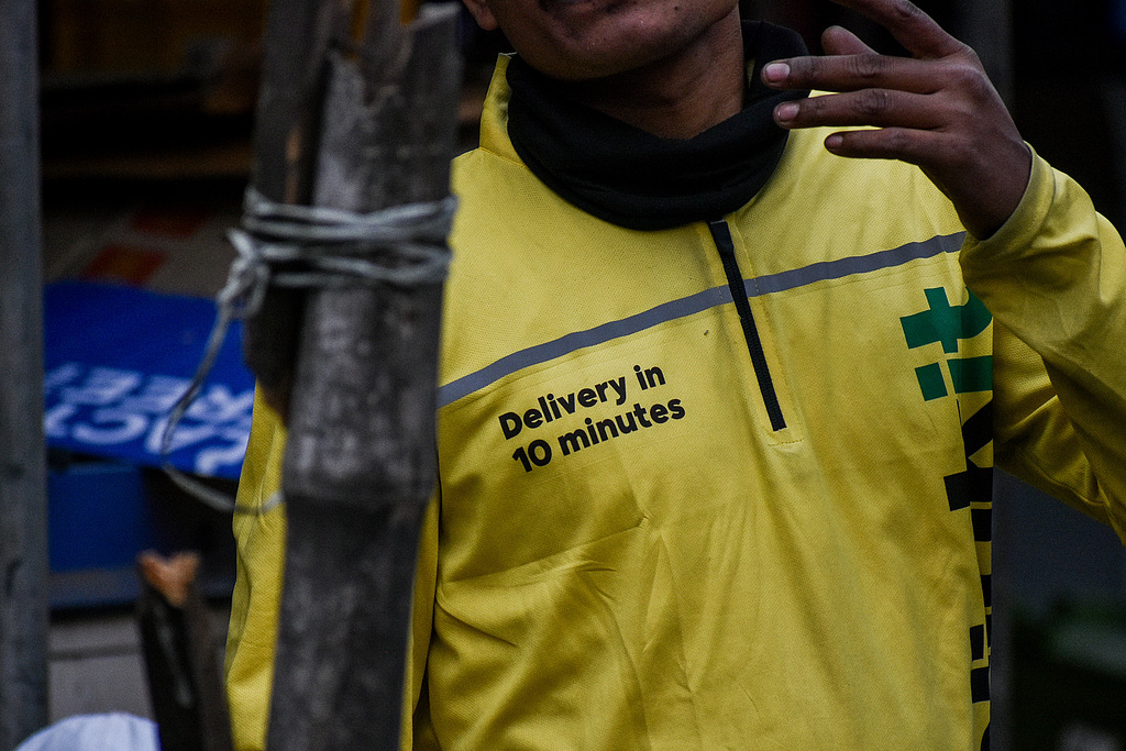 A Blinkit delivery agent is seen on the road in Kolkata, India, January 14, 2026. /CFP