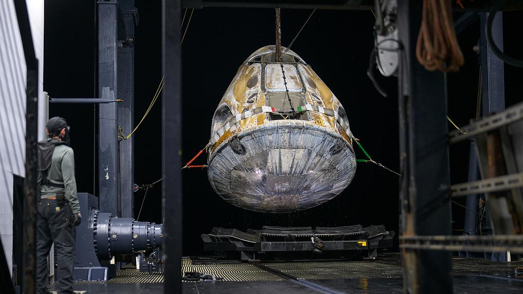 Support teams raise the SpaceX Dragon Endeavour spacecraft aboard the recovery ship shortly after it landed with NASA astronauts aboard in the Pacific Ocean off the coast of Long Beach, California, the U.S., January 15, 2026. /VCG