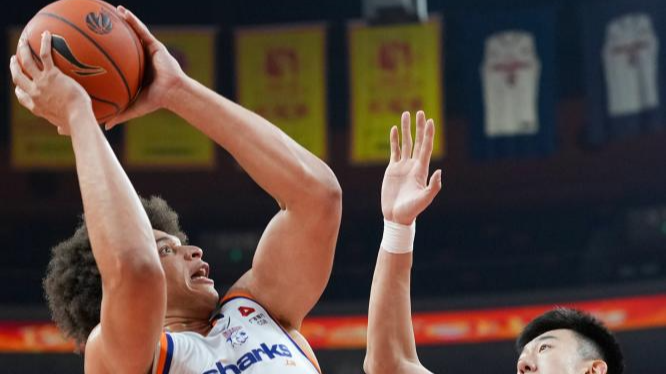 Kenneth Lofton (L) of the Shanghai Sharks shoots in the game against the Guangdong Southern Tigers in Dongguan, south China's Guangdong Province, January 15, 2026. /Xinhua