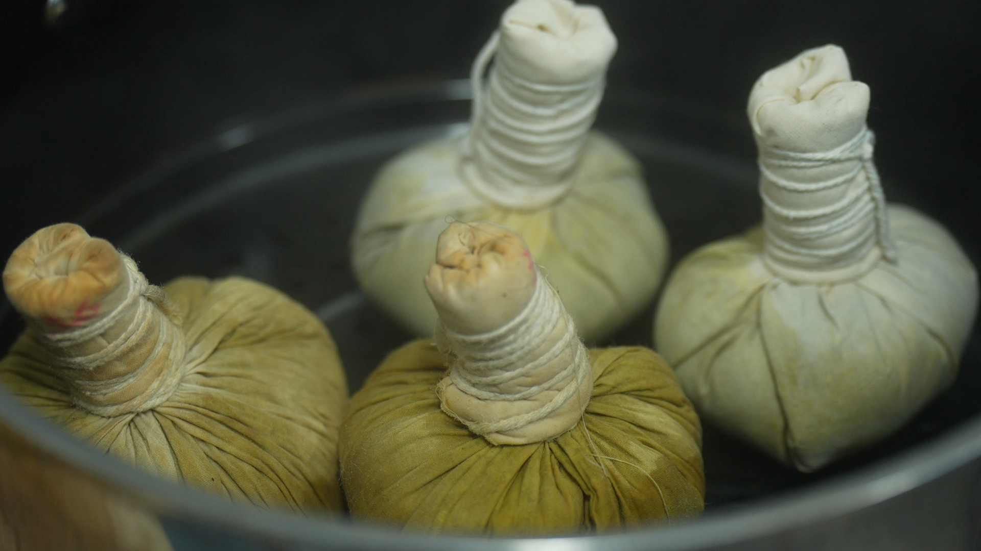 Herbal bags are steamed in preparation for a tuoca therapy, Xishuangbanna Dai Autonomous Prefecture, Yunnan Province, southwest China, December 7, 2025. /CGTN
