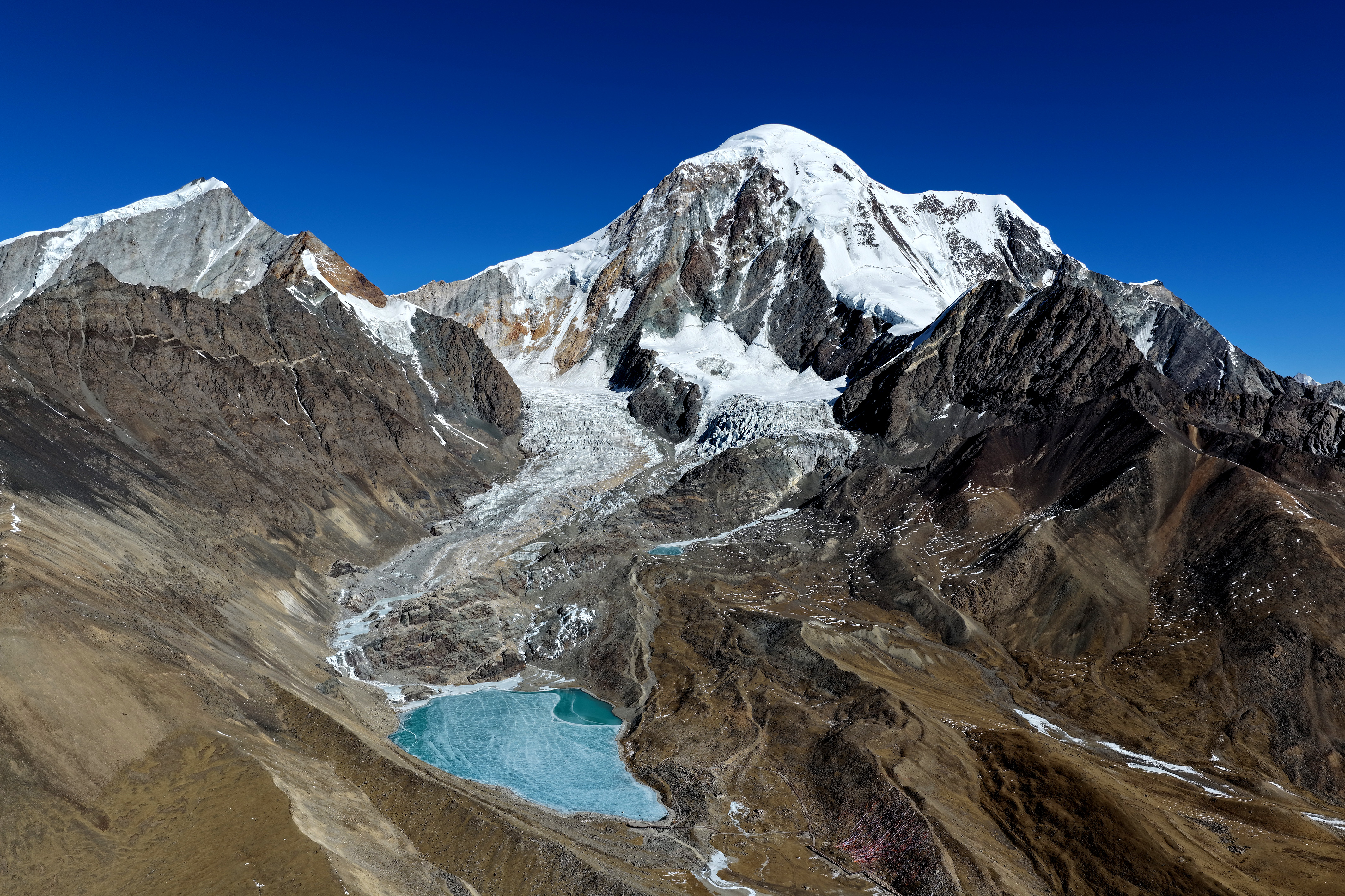 A frozen alpine lake at the foot of Qiongmu Gonga, a snow-capped mountain in Lhasa, Xizang Autonomous Region, is pictured on January 16, 2025. /IC