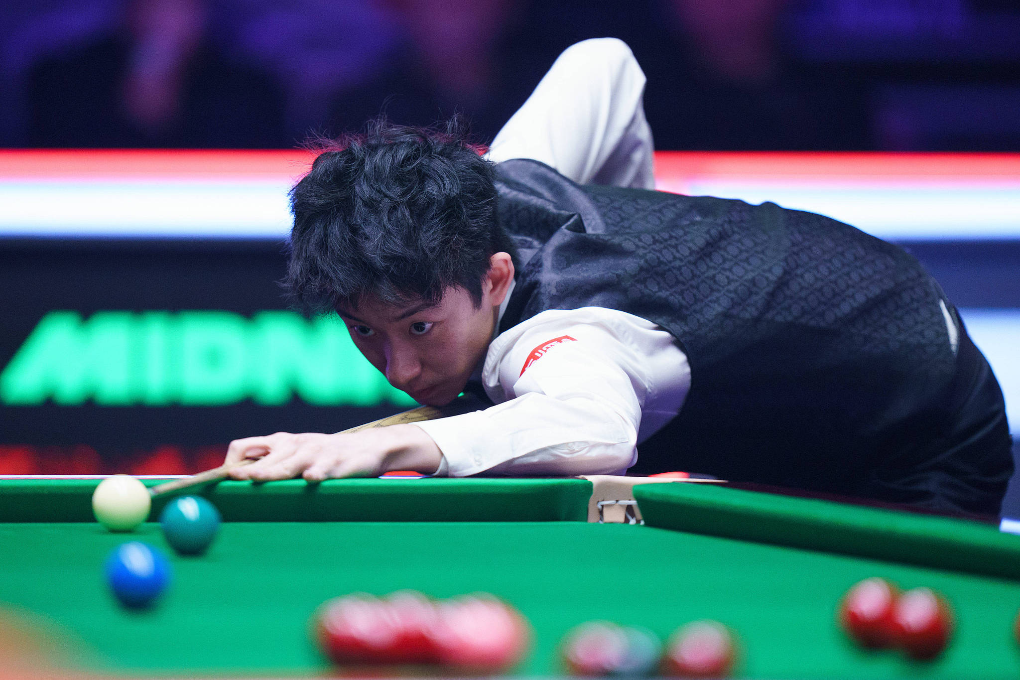 China's Wu Yize hits a shot in the quarterfinal match against his compatriot Xiao Guodong at the Johnstone's Paint Masters in London, England, January 16, 2026. /VCG 