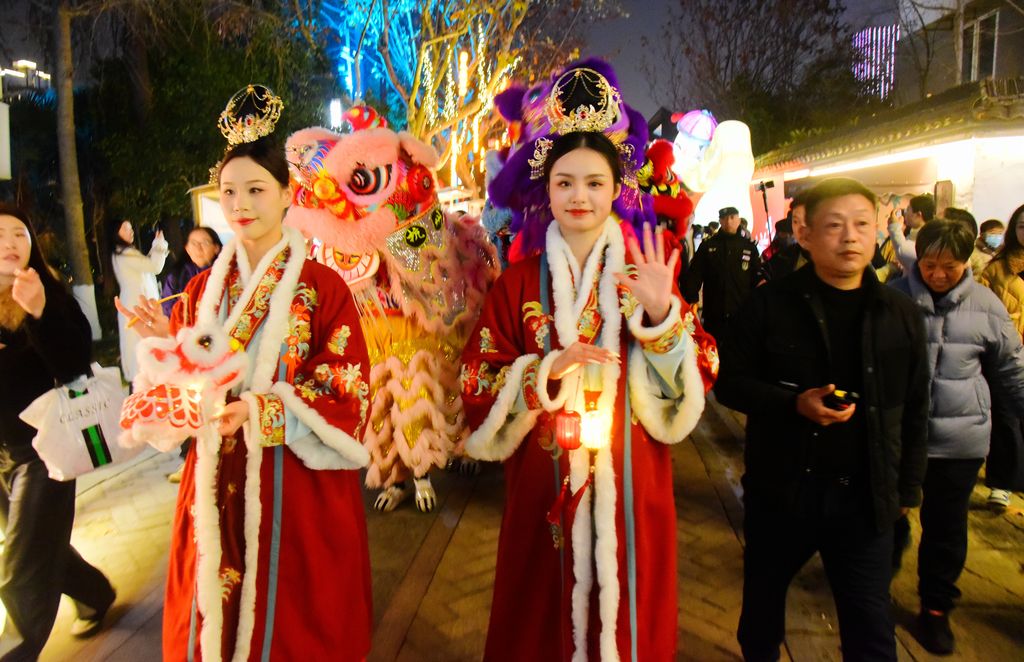 The New Year lighting ceremony of Hangzhou's Dadou Road Historic and Cultural Block takes place on the evening of January 17, 2026. /VCG