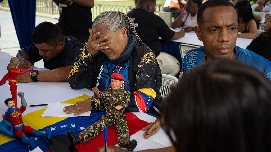 A person reacts while writing a letter in Caracas, Venezuela, January 17, 2026. Supporters of Venezuelan President Nicolas Maduro launched a letter-writing campaign to seek his release and that of his wife. /VCG
