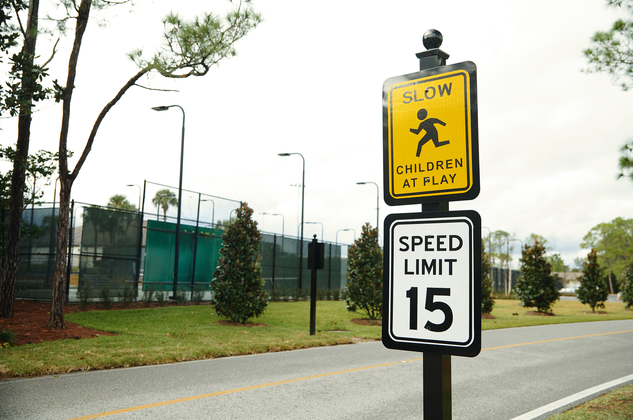 Speed ​​limit signs and children at play signs on the road. /VCG