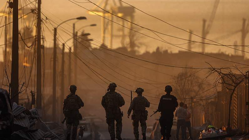 Chilean soldiers patrol the damage after a wildfire in Concepcion, Chile, January 18, 2026. /VCG