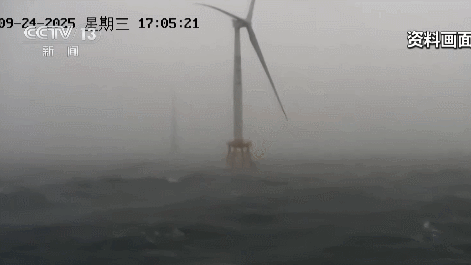 A large model-based early warning and dispatch system helps adjust wind turbines to typhoon-resistant postures during Typhoon Matmo in 2025. /CMG