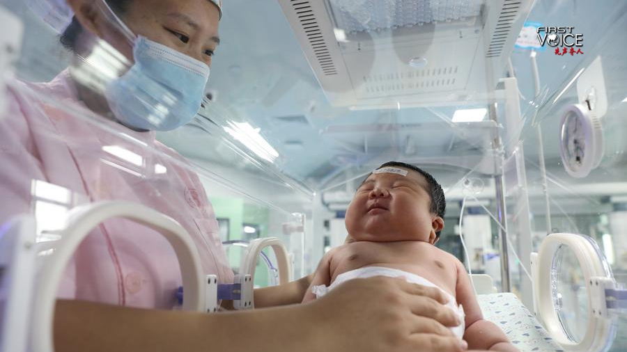 A nurse takes care of a newborn baby at a hospital in Wenxian County, Jiaozuo City, central China's Henan Province, October 1, 2025. /Xinhua