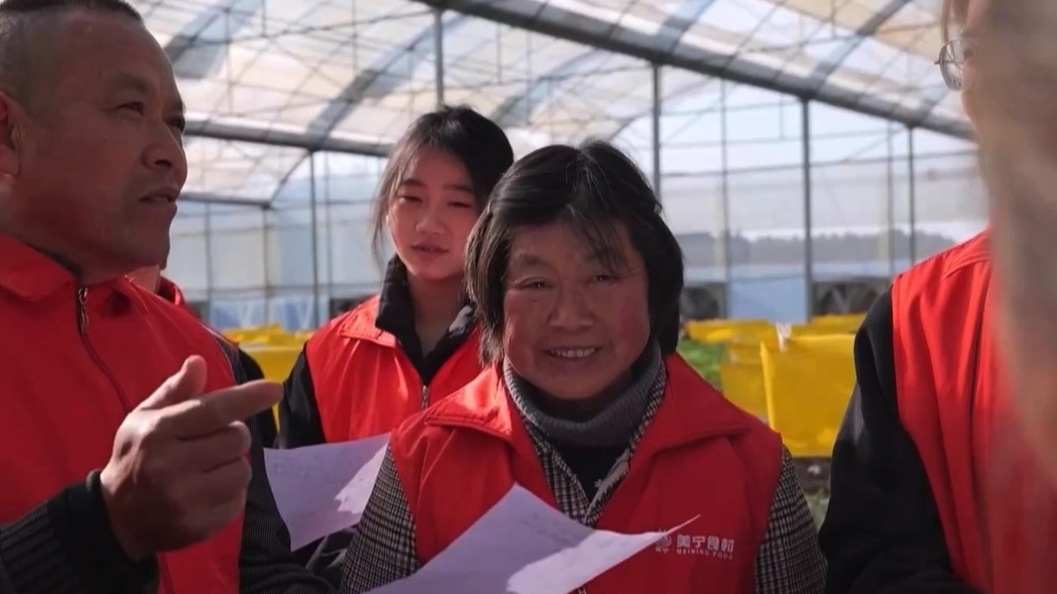 Gen Z agricultural specialists are showing local farmers how to run the smart greenhouse. /CMG
