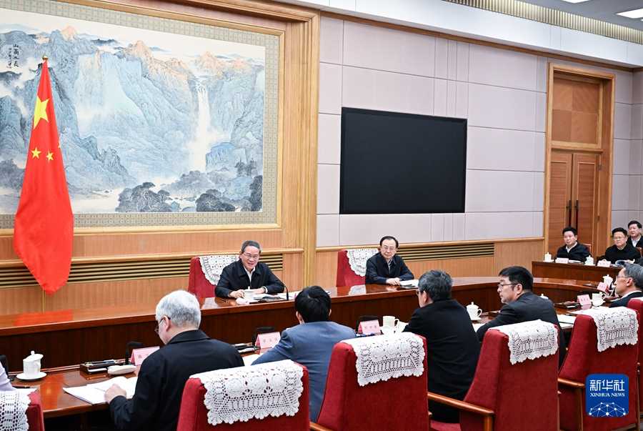 Chinese Premier Li Qiang presides over a symposium in Beijing, China, January 19, 2025. /Xinhua