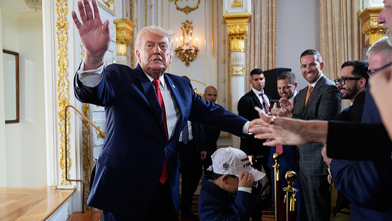 U.S. President Donald Trump shakes hands with supporters at a dedication ceremony for a portion of Southern Boulevard at his Mar-a-Lago Club in Palm Beach, Florida, January 16, 2026. /VCG