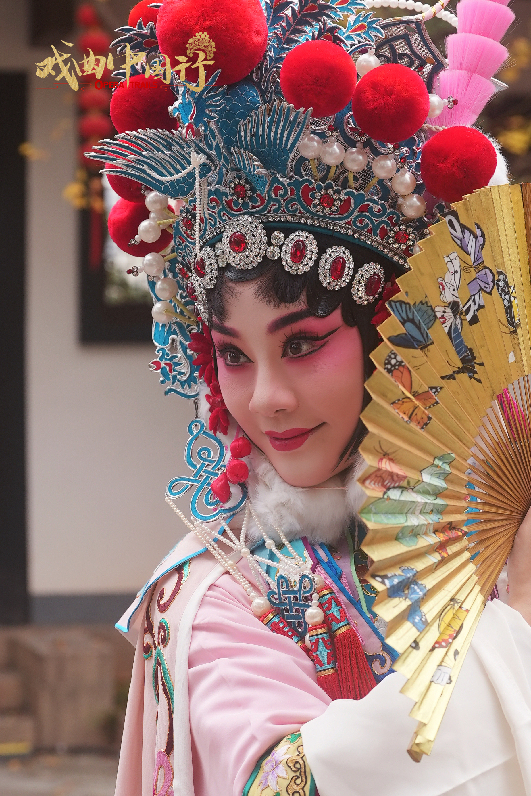 Cao Weizhi holds a fan, dressed in a costume for 