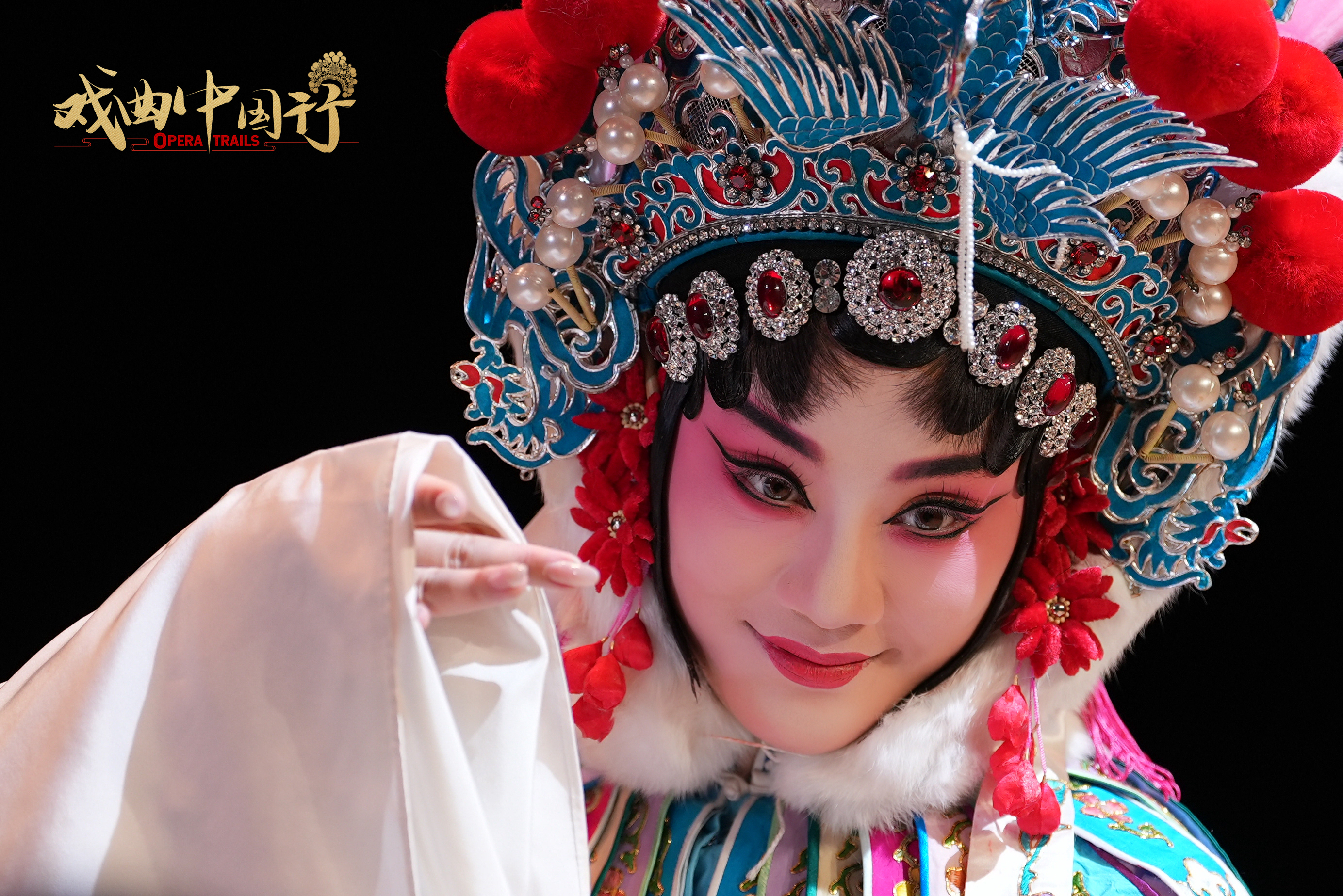 Cao Weizhi is on stage, dressed in a costume for 
