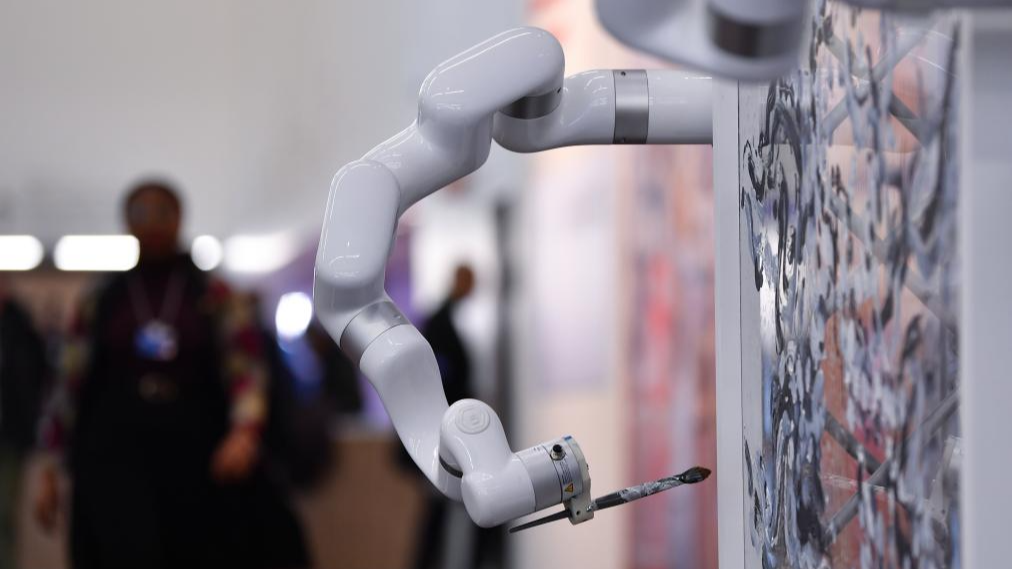 A painting robotic arm is pictured at the Congress Center for the World Economic Forum (WEF) Annual Meeting in Davos, Switzerland, January 23, 2025. /Xinhua