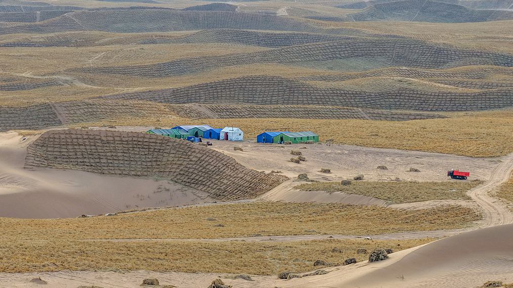 A sand prevention and desertification control project base at the junction of the Badain Jaran and Tengger deserts in Alxa Right Banner, Inner Mongolia, May 25, 2025. /VCG