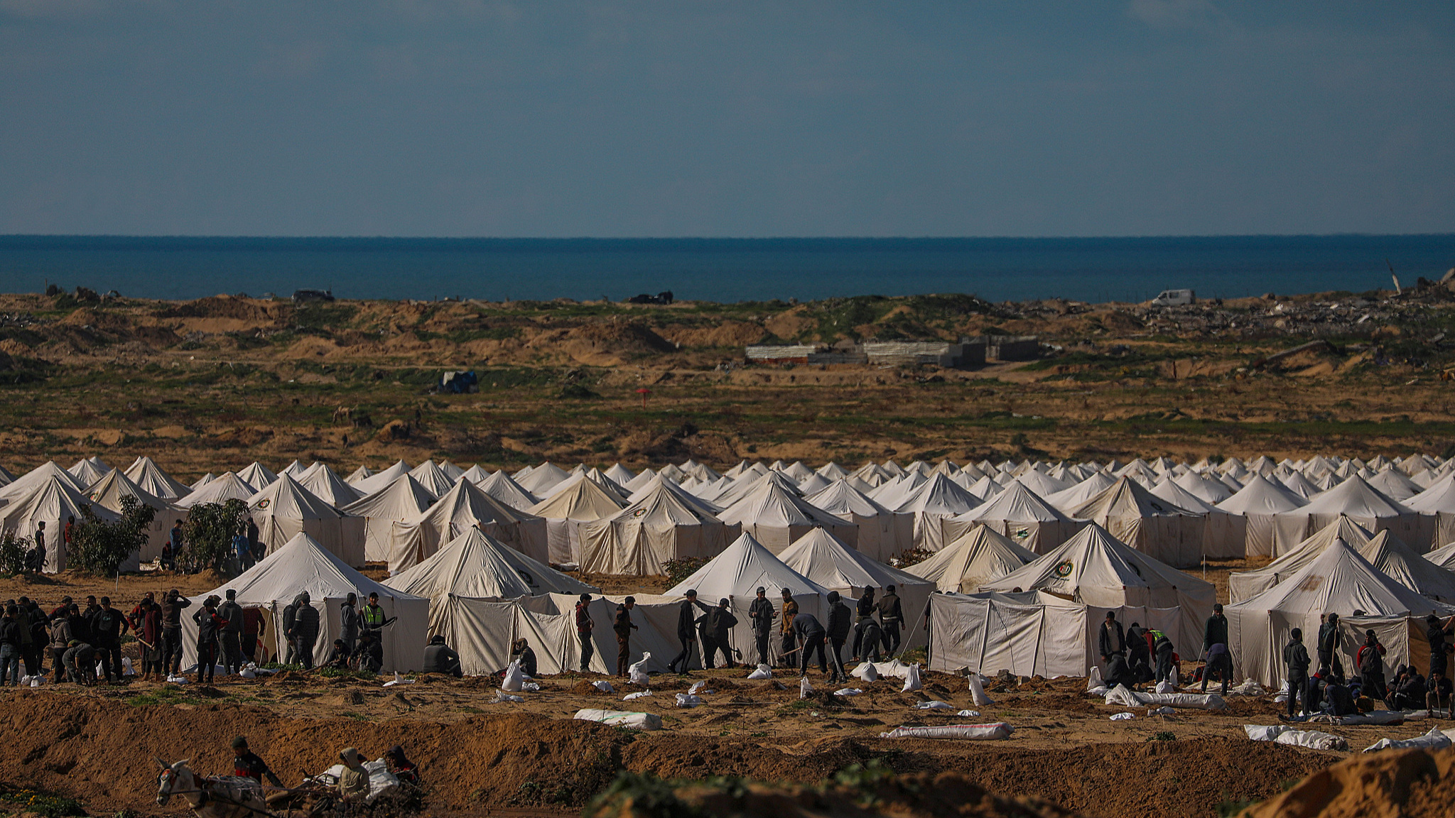 Palestinians prepare a camp to shelter displaced Palestinian families in the Netzarim area, located between the southern part of Gaza City and the central Gaza Strip, amid a ceasefire between Israel and Hamas, January 17, 2026. /VCG