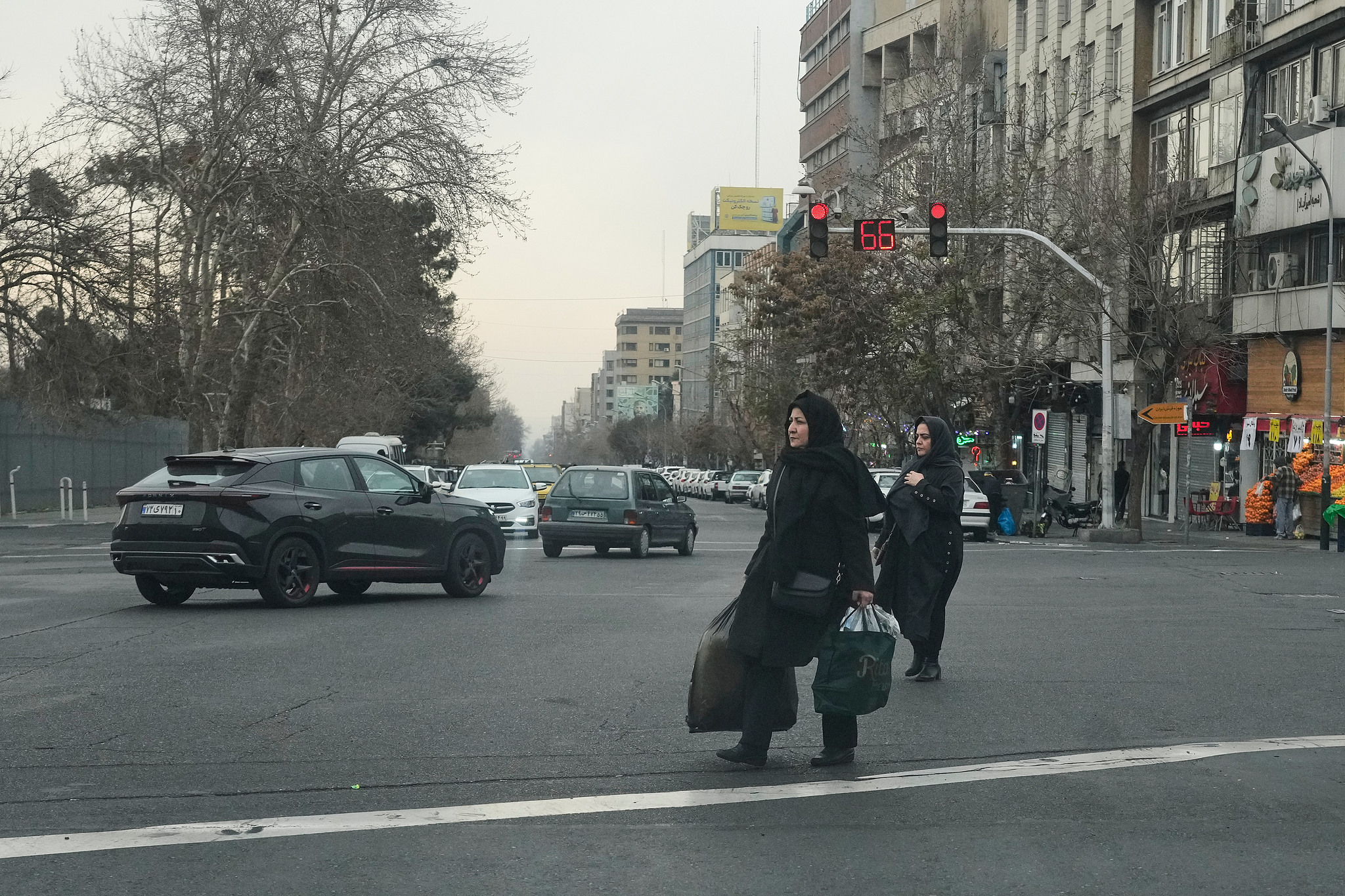 People cross an intersection in downtown Tehran, Iran, January 15, 2026. /VCG