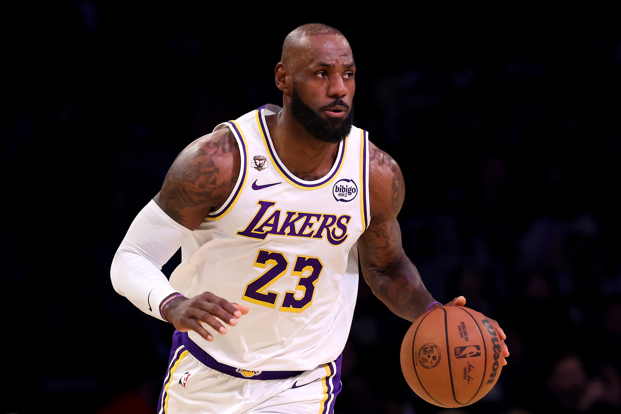 LeBron James of the Los Angeles Lakers dribbles in the game against the Toronto Raptors at Crypto.com Arena in Los Angeles, California, January 18, 2026. /VCG