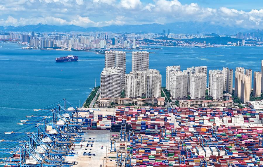 A container ship approaches Qingdao Port in Qingdao, eastern Shandong Province, China, July 8, 2025. /Xinhua