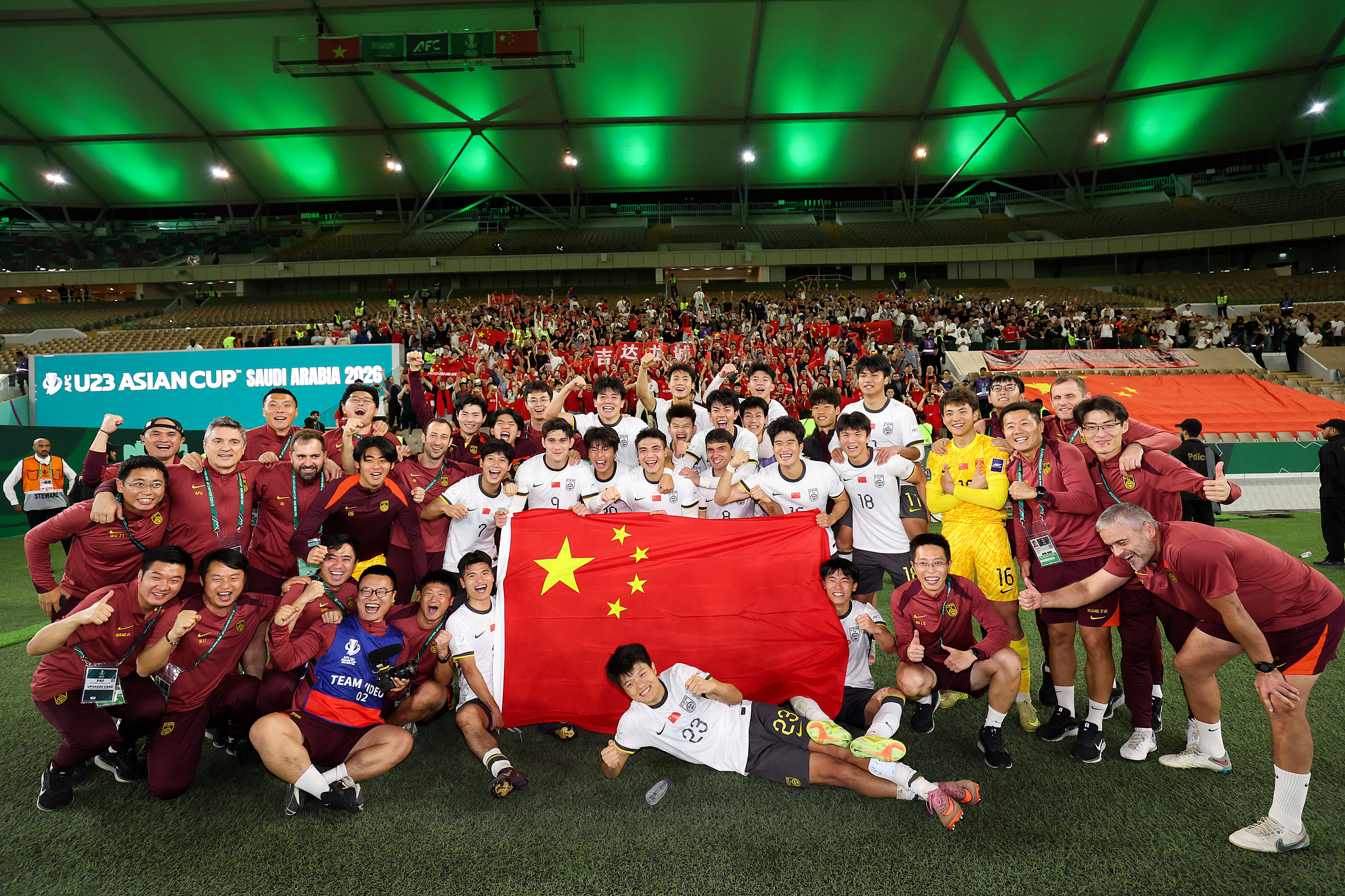 China players and staff members celebrate after their U23 Asian Cup semifinal win over Vietnam in Jeddah, Saudi Arabia, January 20, 2026. /VCG