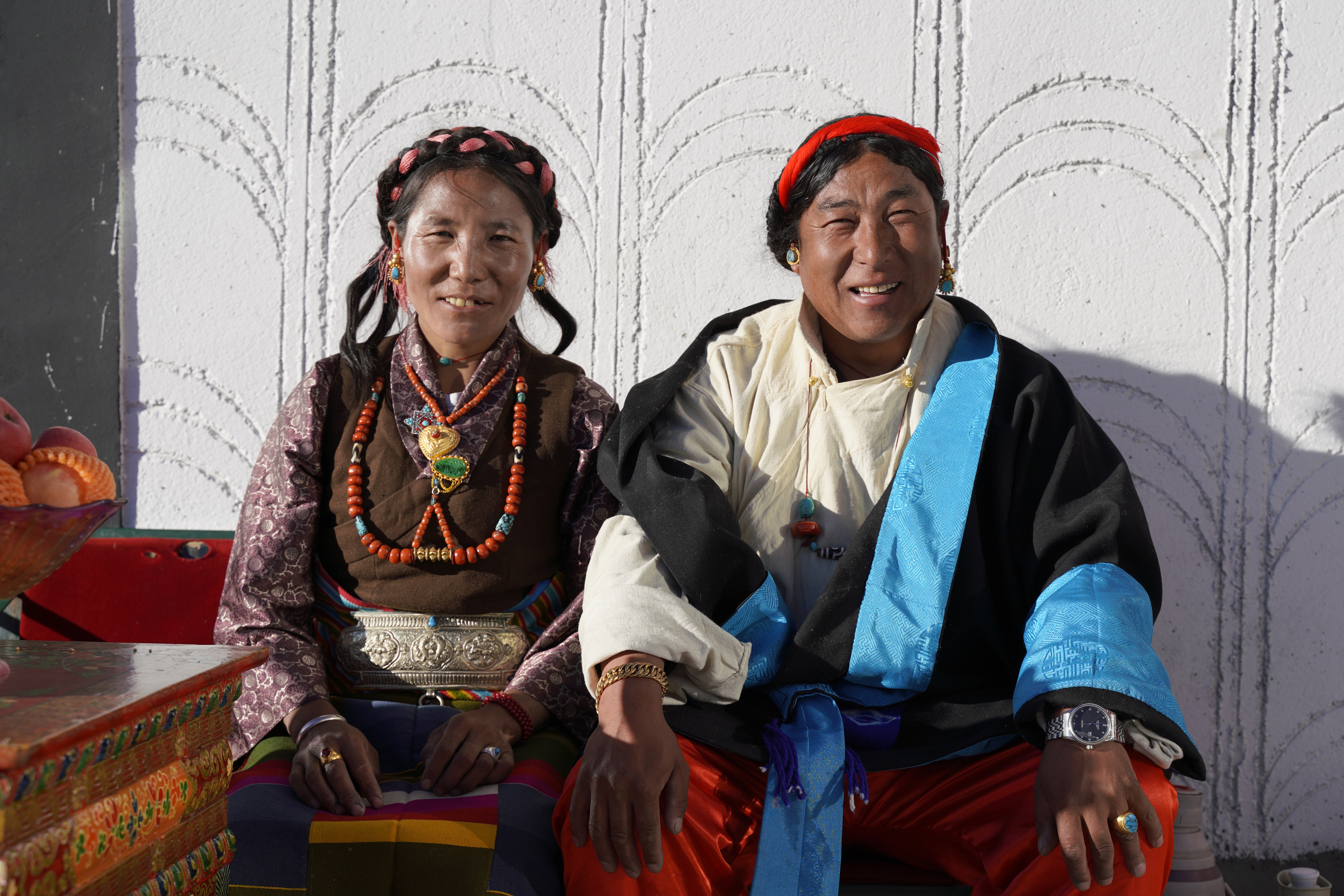 Guru and his wife Bhuti have their picture taken together in Xigaze, Xizang. /CMG