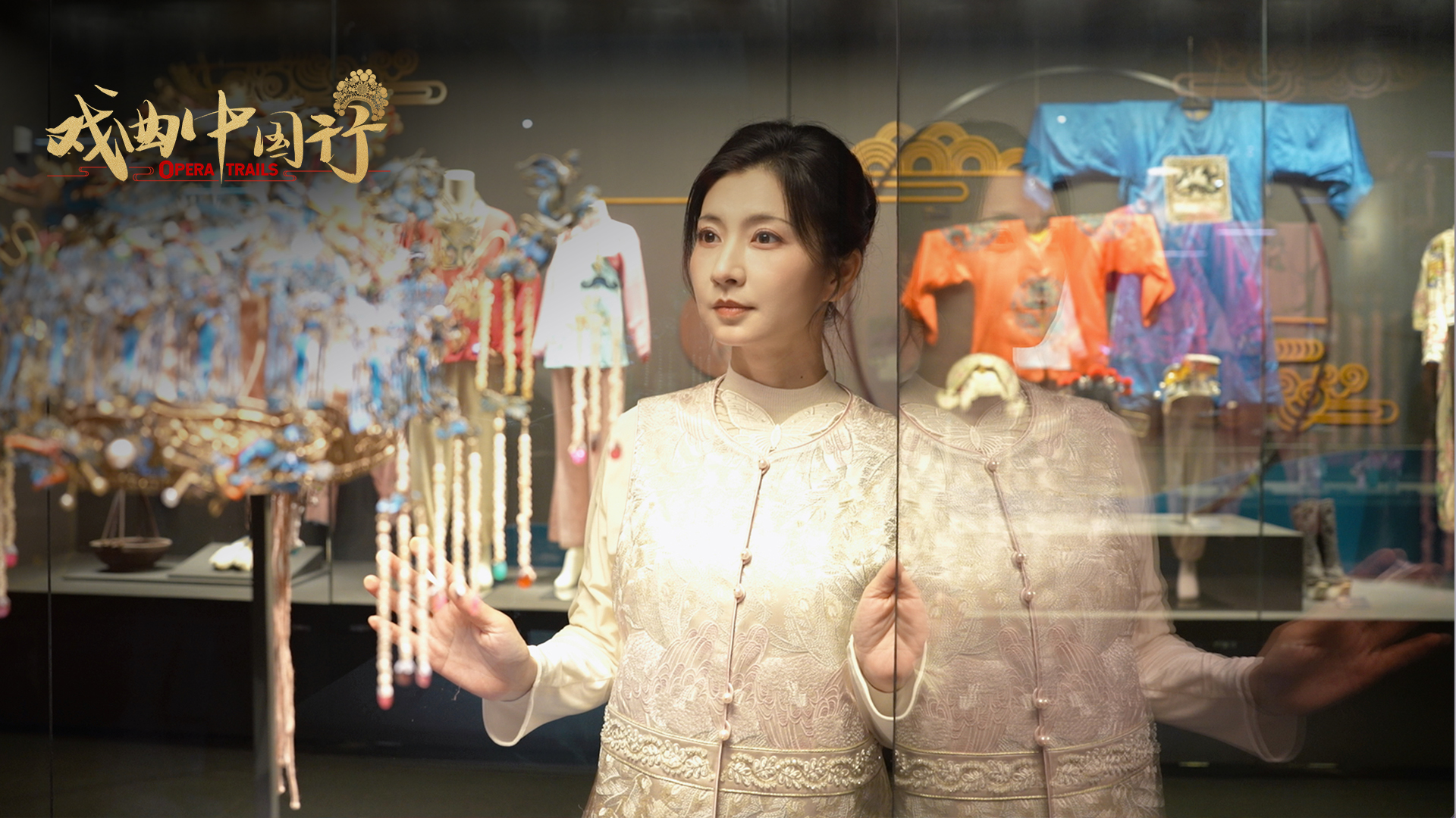 Lan Xi views an exhibition at the Anhui China Huangmei Opera Museum. /CGTN