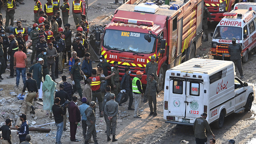 Rescue works continue after a fire in Karachi, Pakistan, January 21, 2026. /VCG