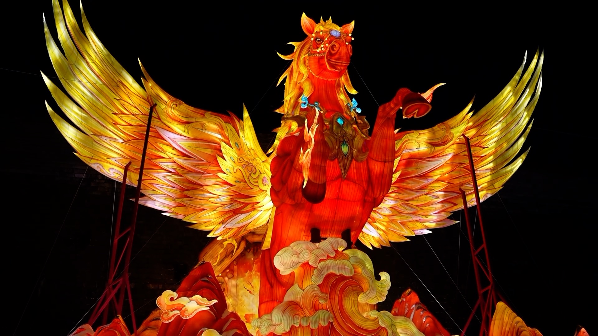Qinhuai Lantern Festival lights up Nanjing