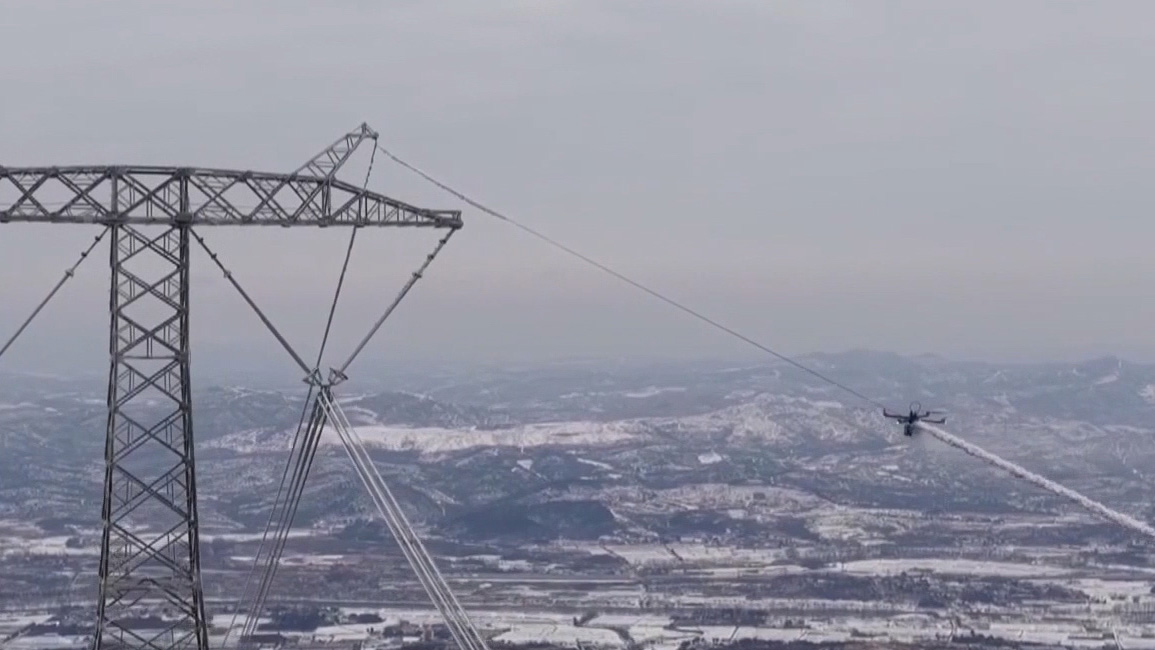 A four-rotor de-icing robot shaves off ice on a power cable near Suizhou City, central China's Hubei Province, January 20, 2026. /China Media Group