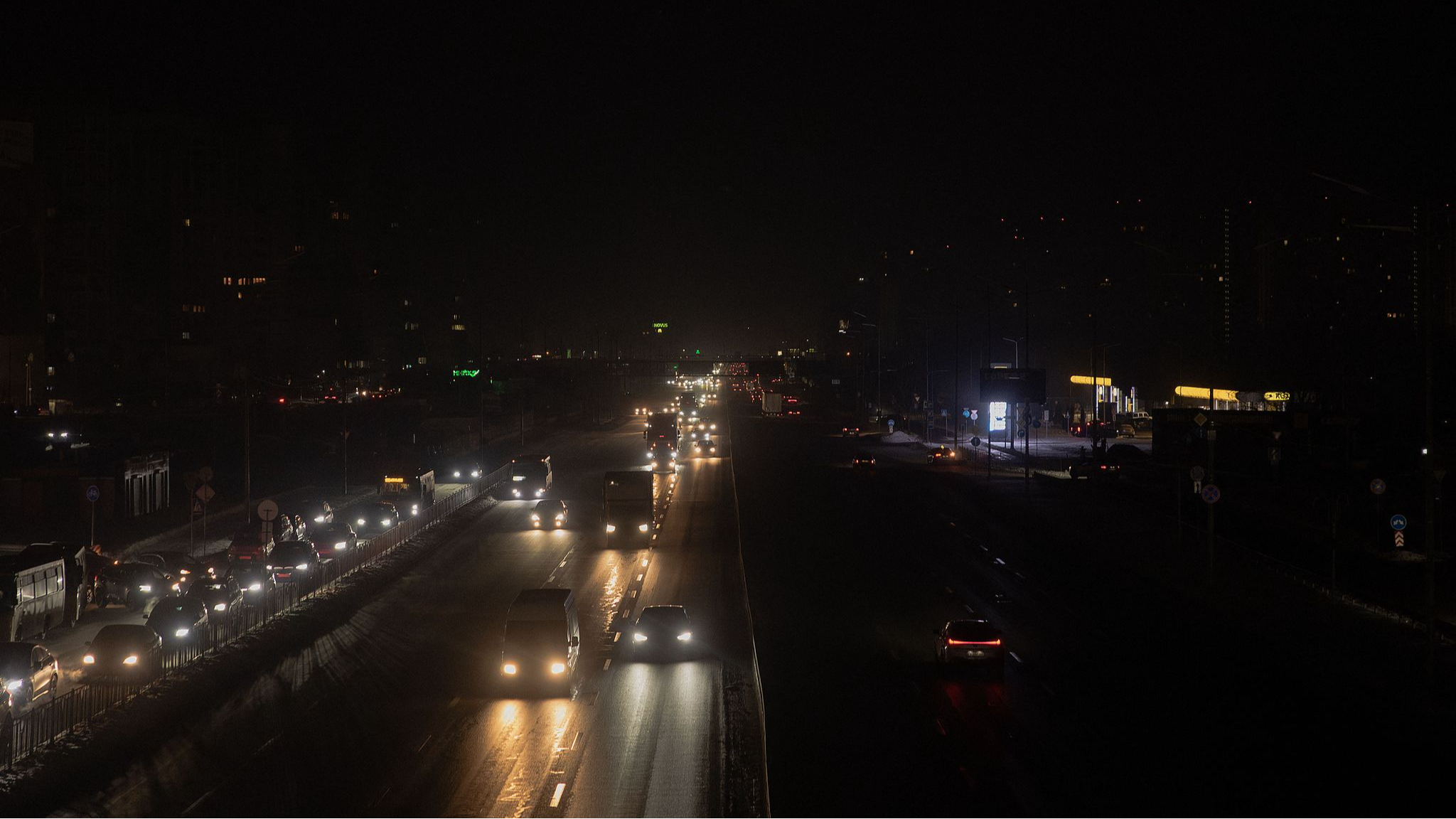 This photograph shows vehicles with headlights on a non-illuminated road during a power outage in Kyiv, on January 20, 2026. /VCG