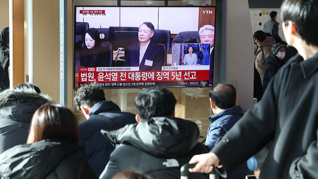 People watch a live TV broadcast of the trial of former President Yoon Suk-yeol at Seoul Station in Seoul, South Korea, January 16, 2026. /VCG