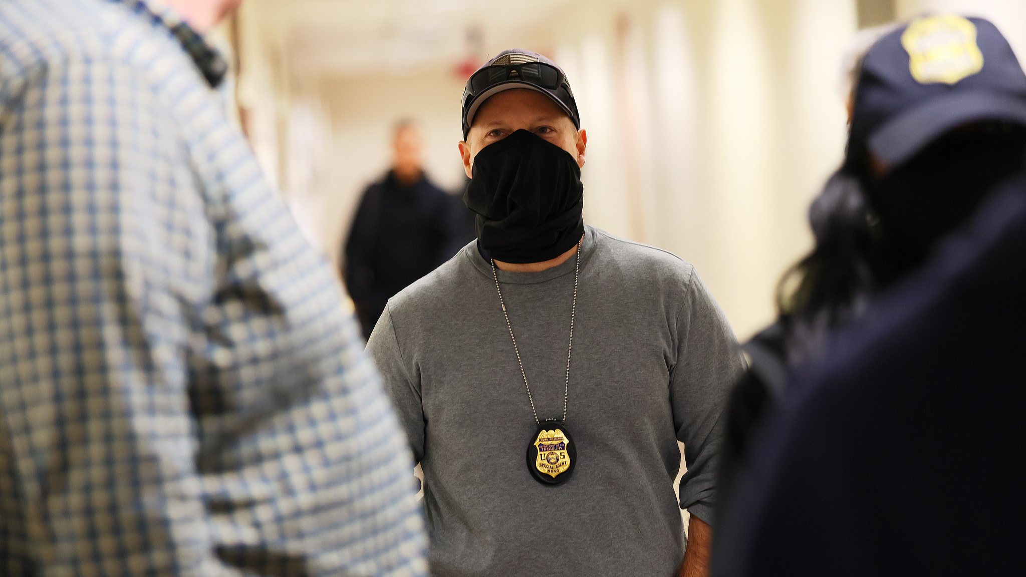 Federal officers patrol the halls of immigration court at the Jacob K. Javits Federal Building, New York, U.S., January 13, 2026. /VCG